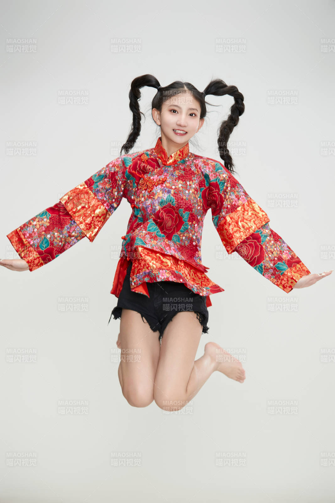 白色背景下身穿中国传统服饰的少女图片