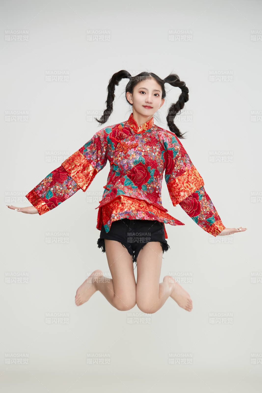 白色背景下身穿中国传统服饰的少女图片