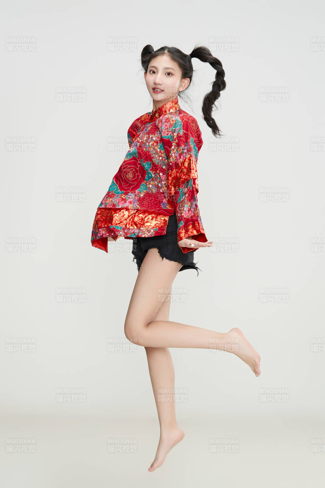 白色背景下穿中国传统服饰头戴绒帽的少女图片