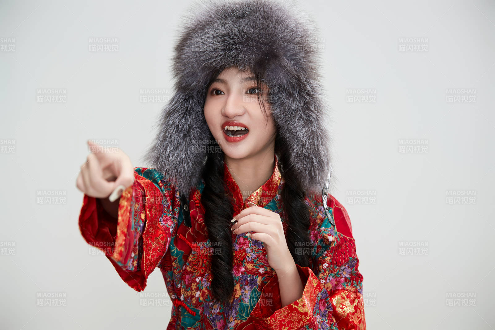 白色背景下穿中国传统服饰头戴绒帽的少女图片