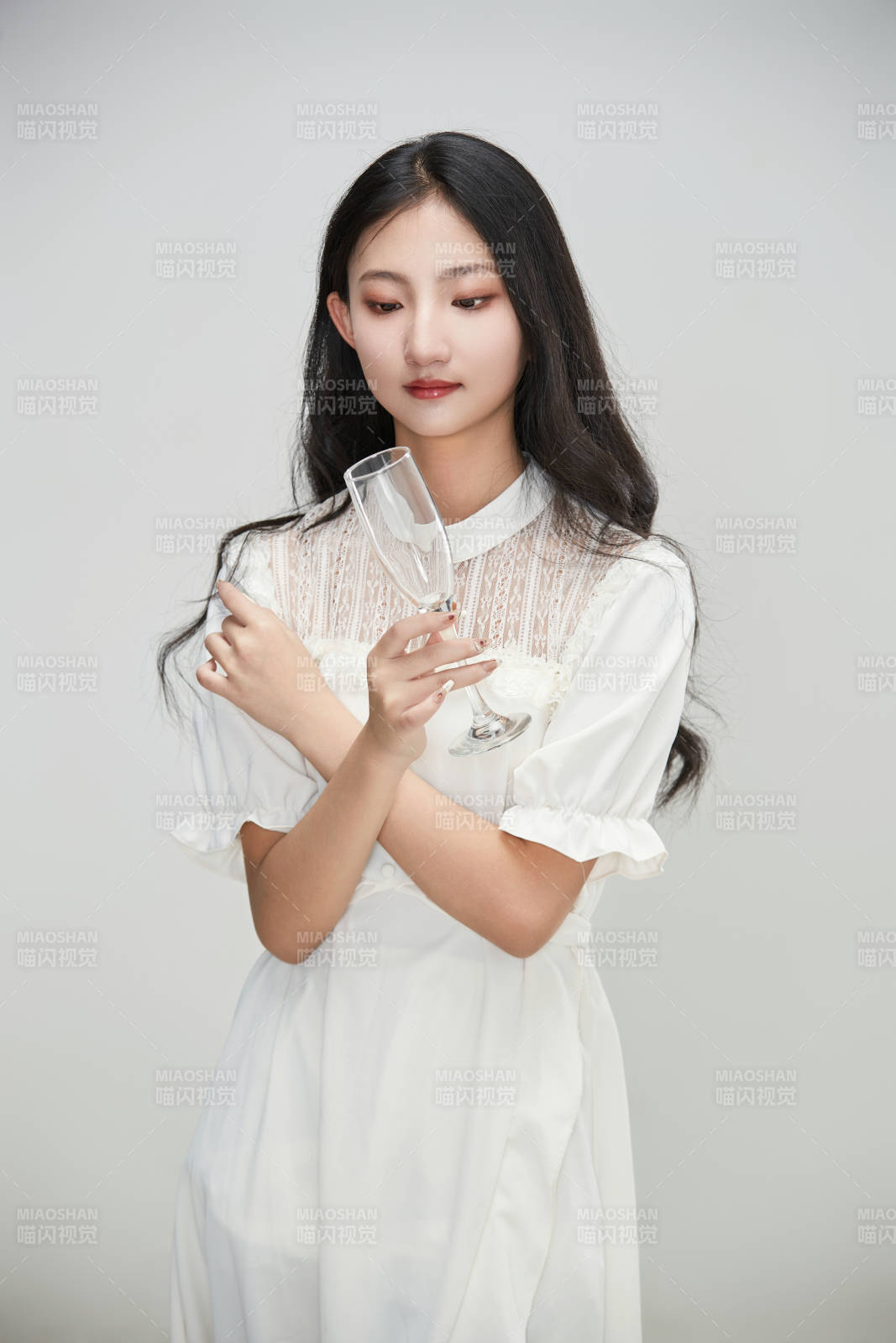 白色背景下身穿连衣裙的清纯少女图片