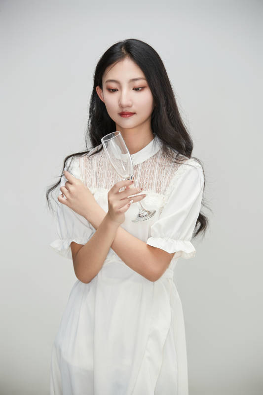 白色背景下身穿连衣裙的清纯少女图片