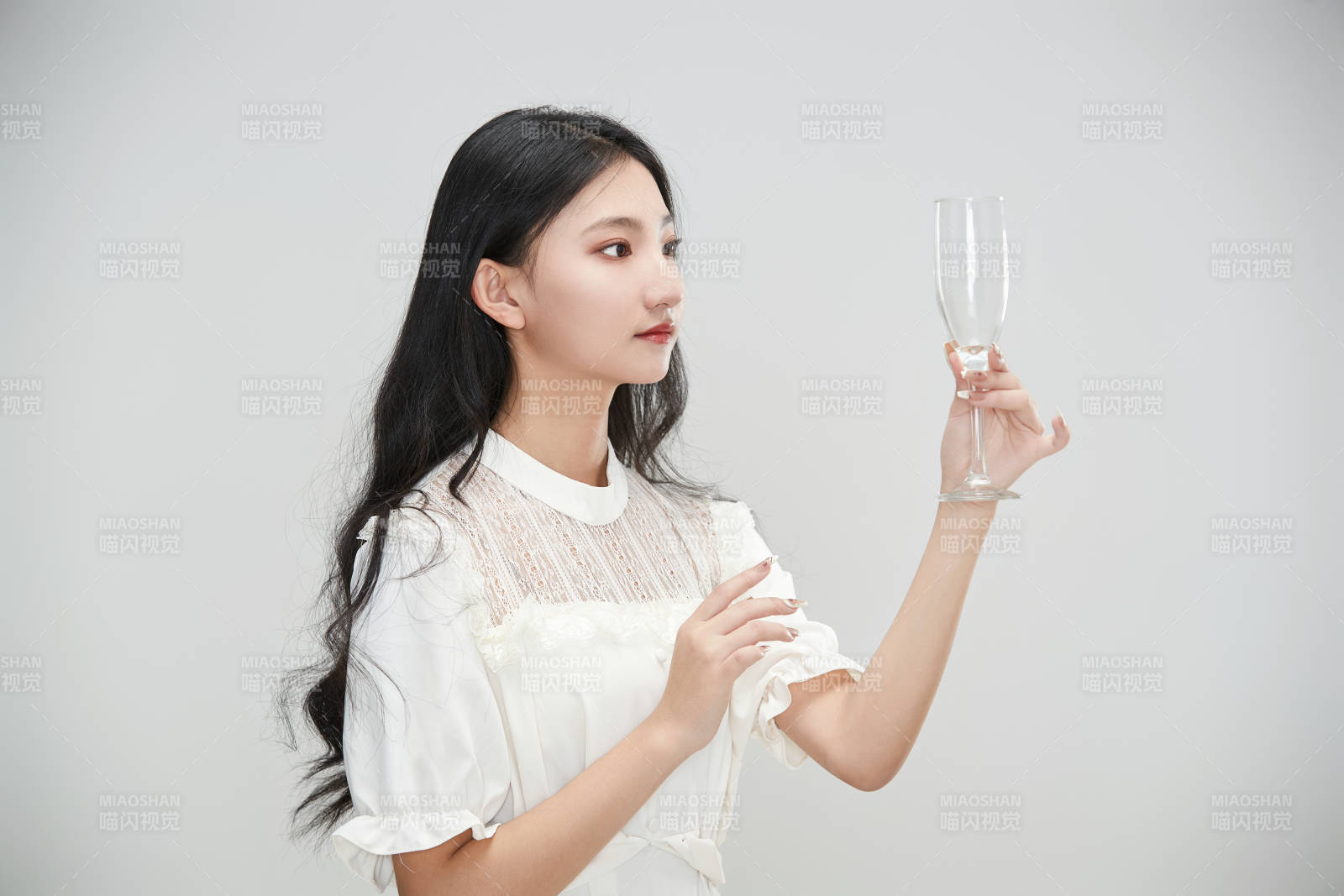 白色背景下身穿连衣裙的清纯少女图片