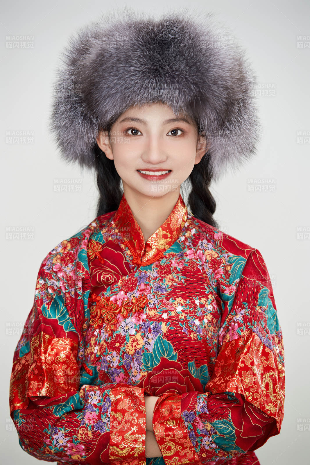 白色背景下穿中国传统服饰头戴绒帽的少女图片