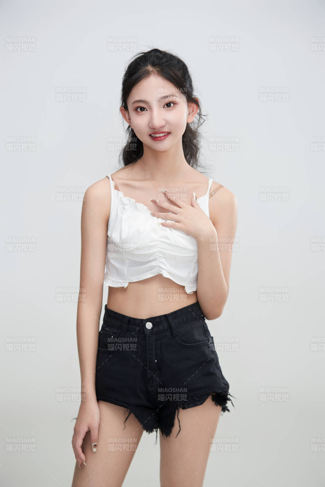 白色背景下腾空跳跃的可爱亚洲少女图片