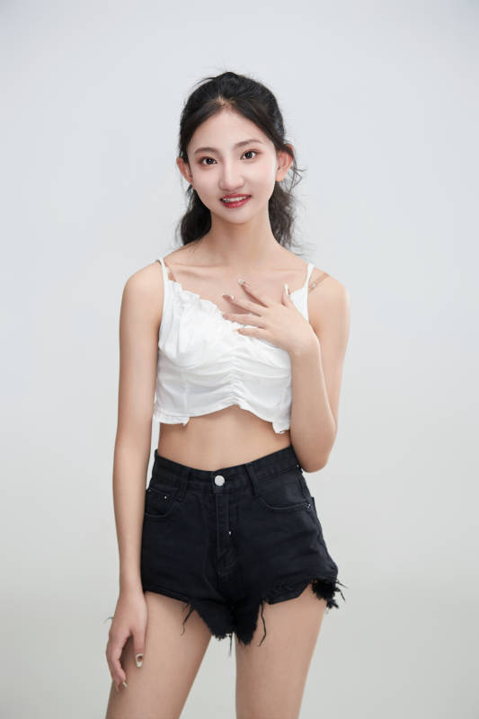 白色背景下腾空跳跃的可爱亚洲少女图片