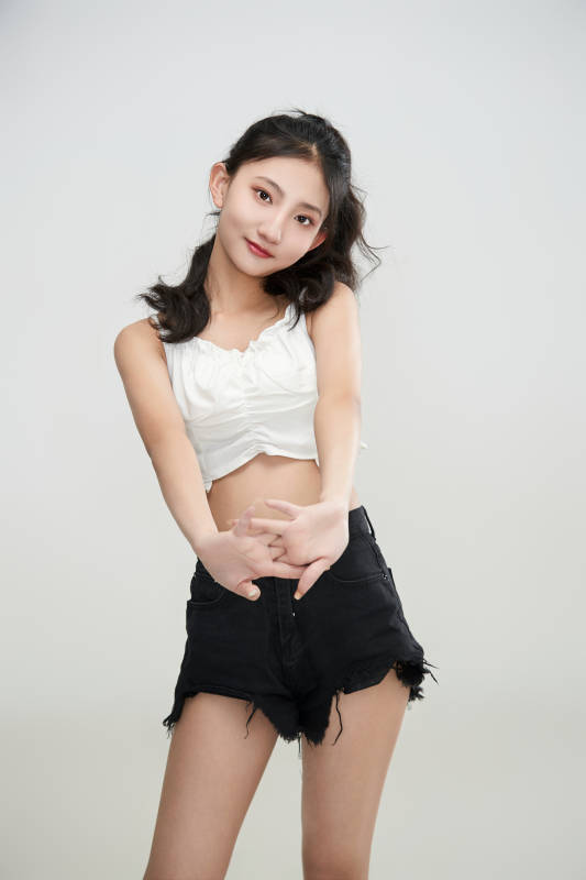 白色背景下腾空跳跃的可爱亚洲少女图片