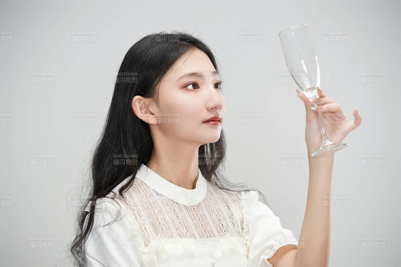 白色背景下身穿连衣裙的清纯少女图片