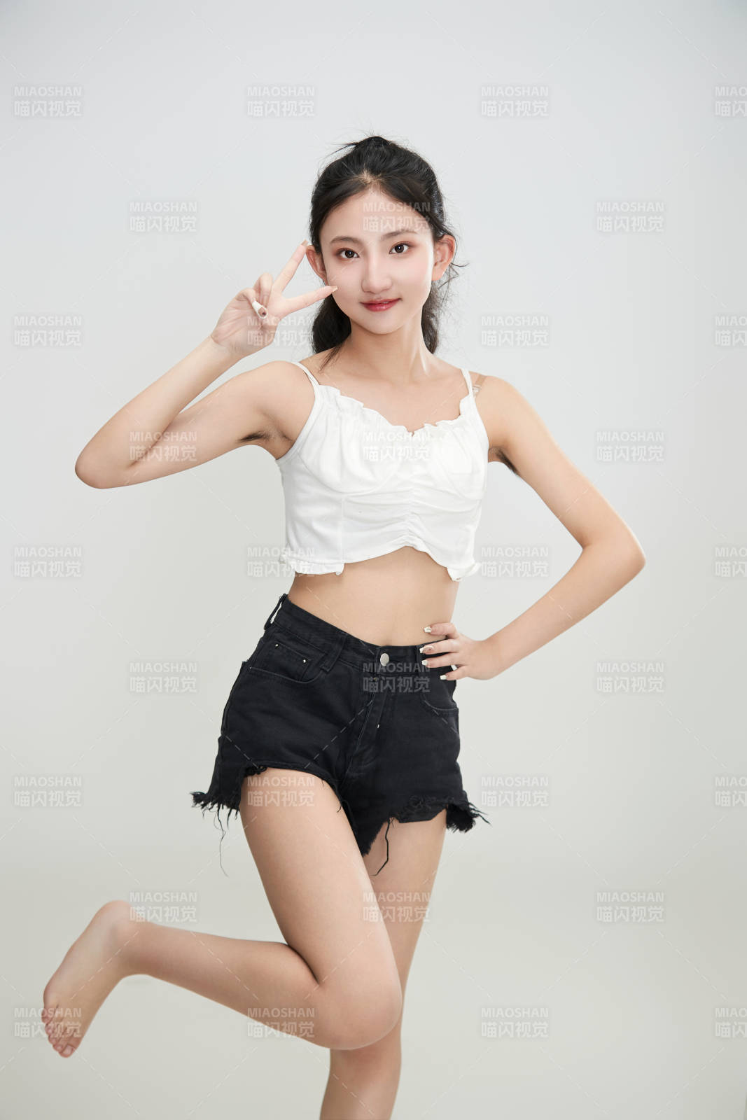 白色背景下腾空跳跃的可爱亚洲少女图片