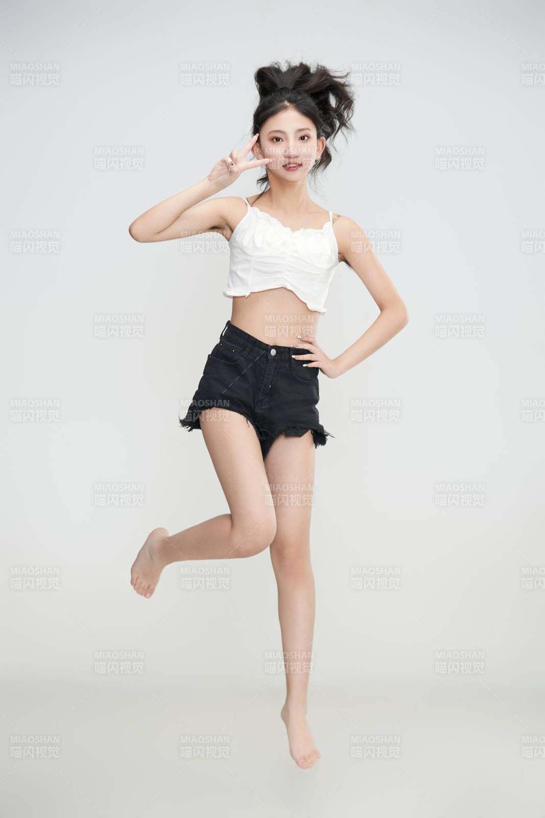 白色背景下腾空跳跃的可爱亚洲少女图片