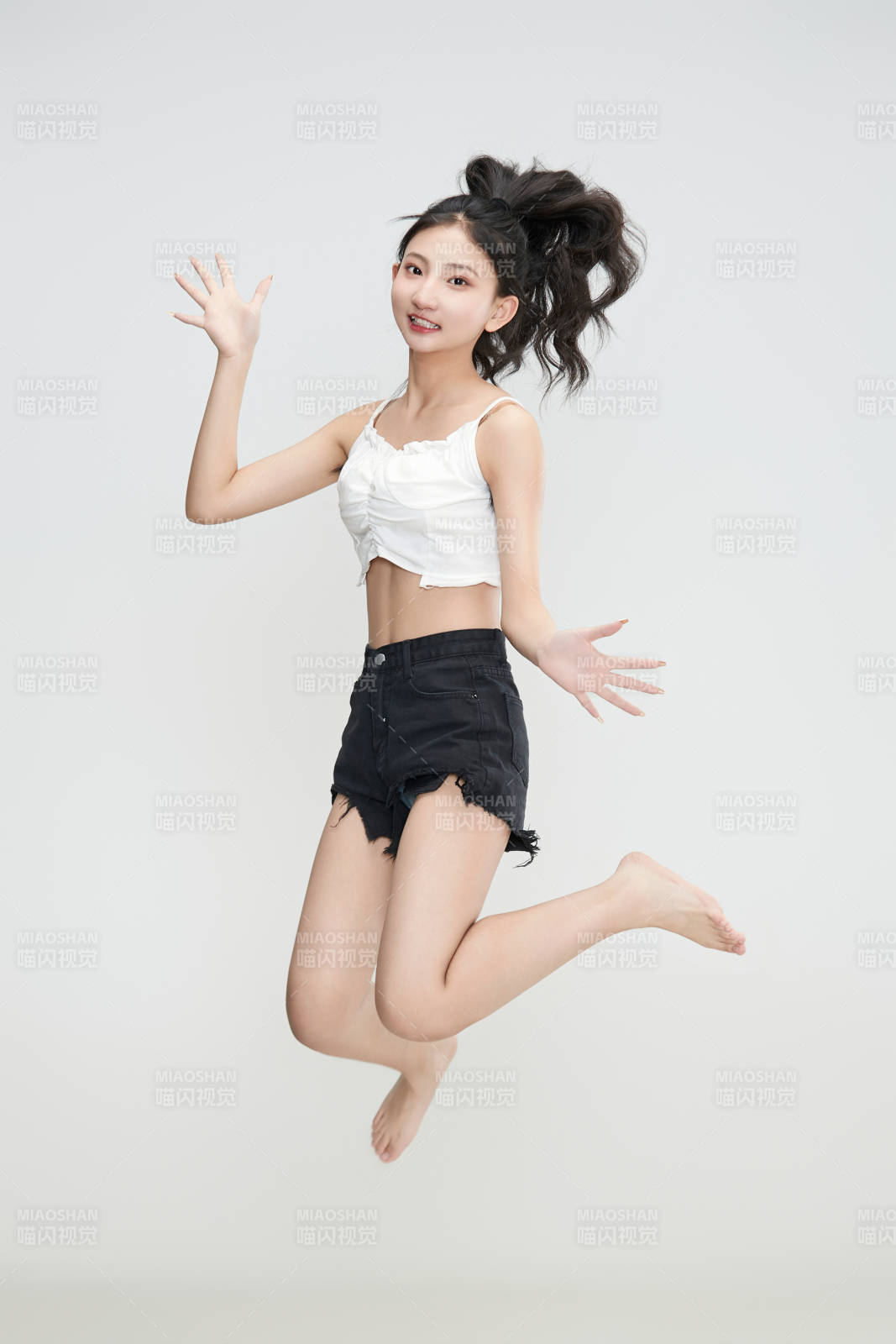 白色背景下的亚洲可爱少女图片