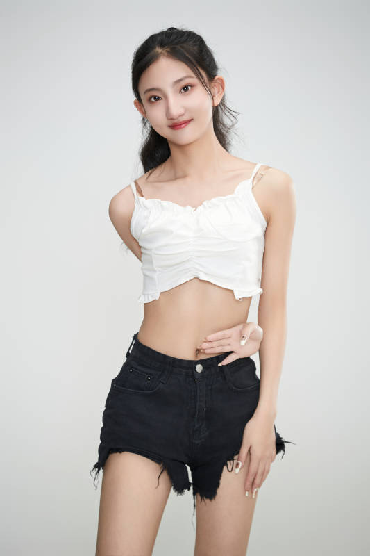 白色背景下的亚洲可爱少女图片