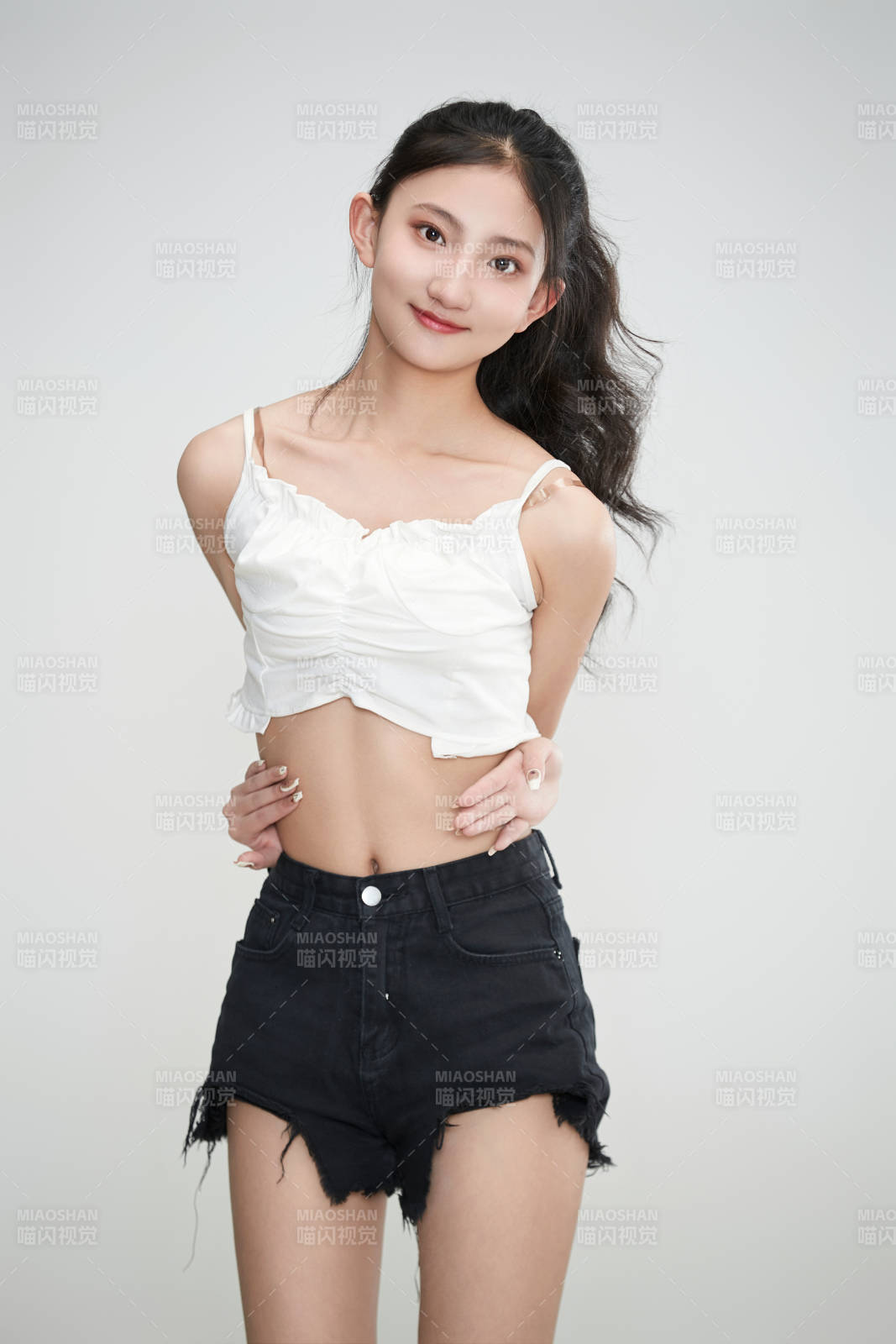 白色背景下的亚洲可爱少女图片