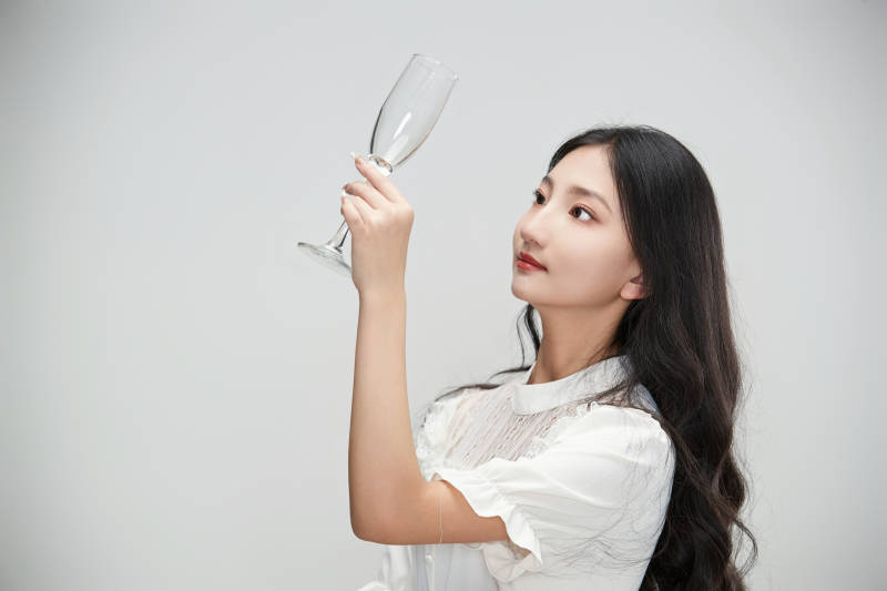 白色背景下身穿连衣裙的清纯少女图片