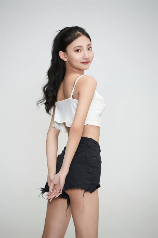 白色背景下的亚洲可爱少女图片