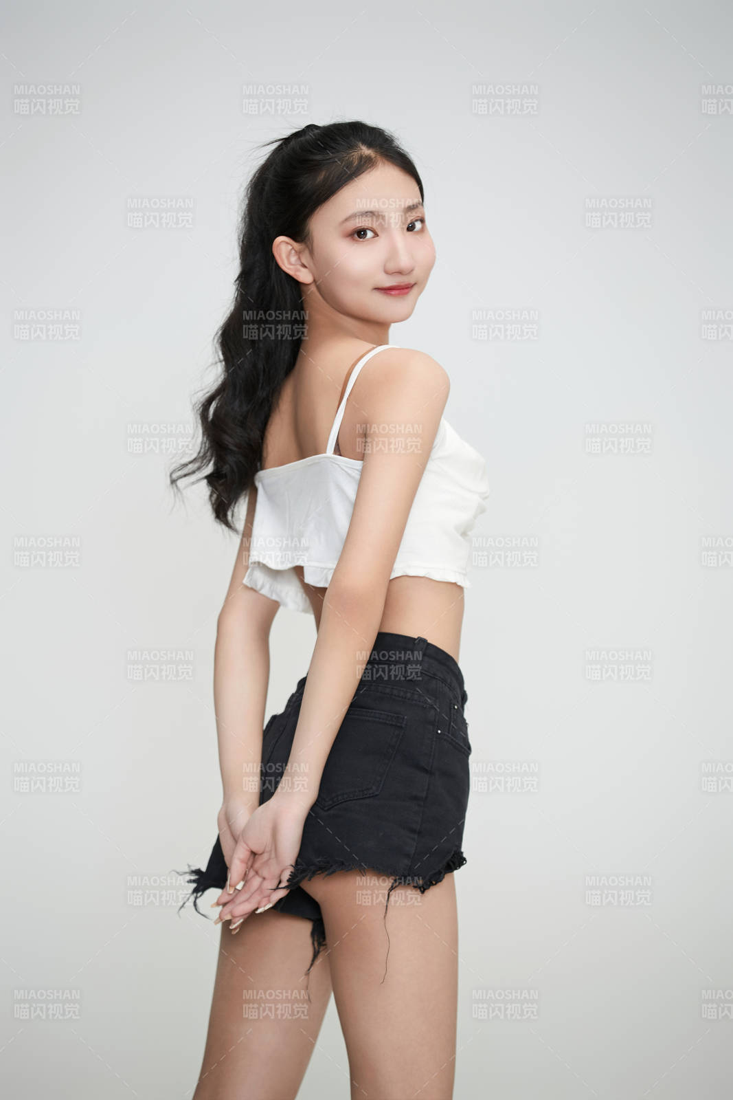 白色背景下的亚洲可爱少女图片