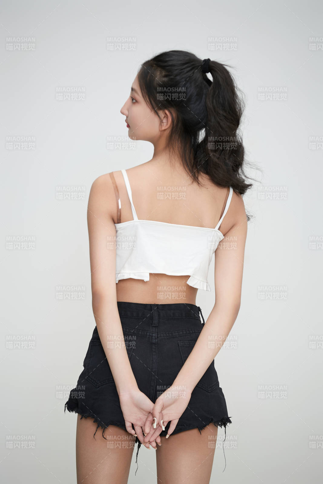 白色背景下的亚洲可爱少女图片