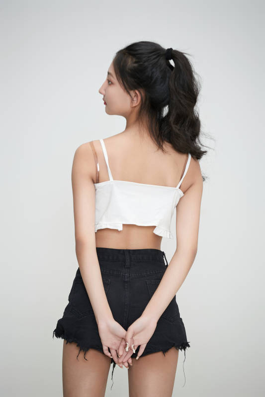 白色背景下的亚洲可爱少女图片