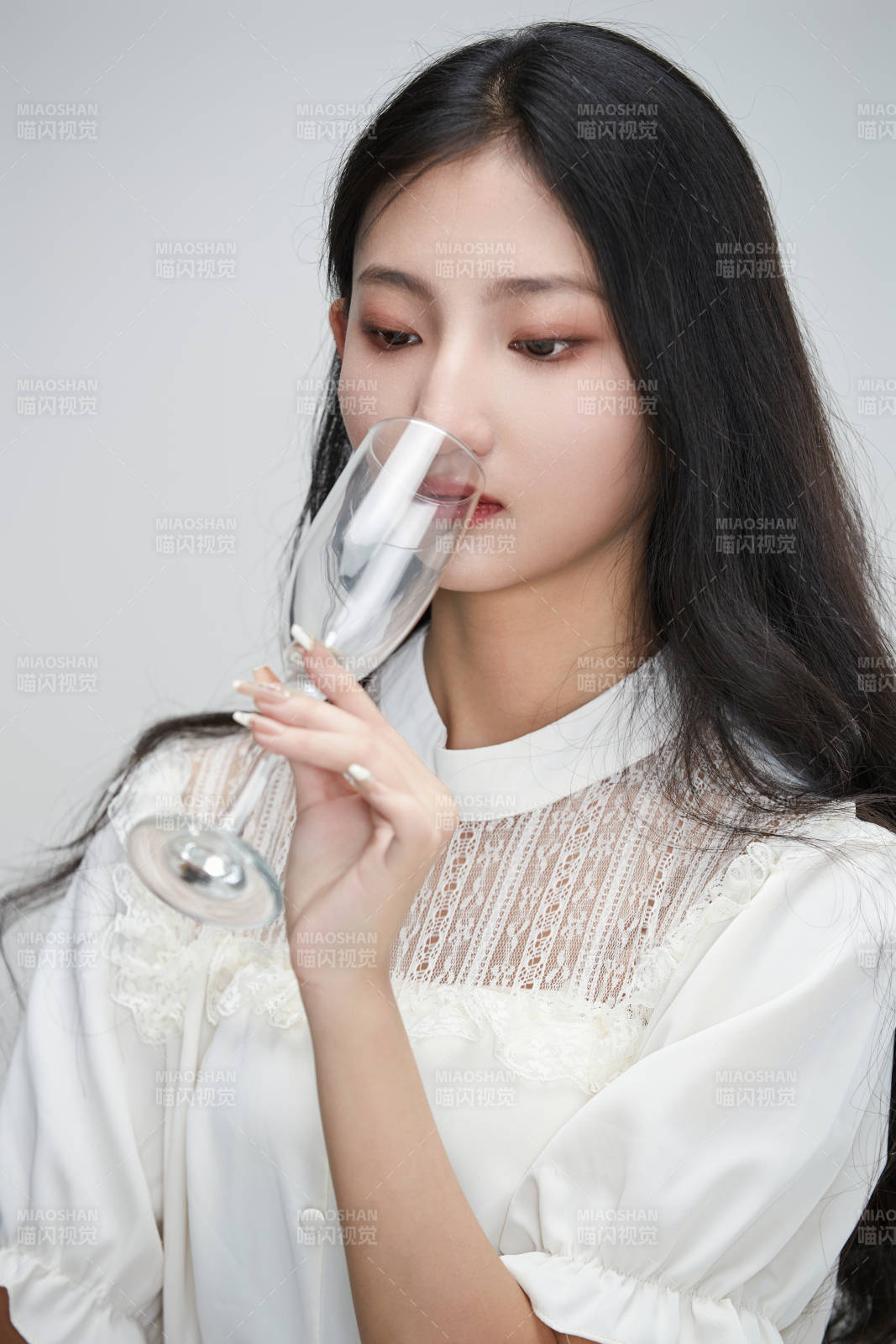 白色背景下身穿连衣裙的清纯少女图片