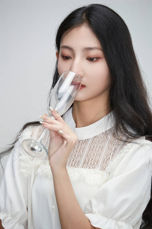 白色背景下身穿连衣裙的清纯少女图片