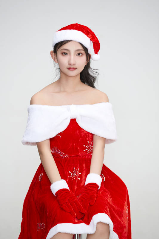 身穿圣诞服饰的可爱亚洲少女图片