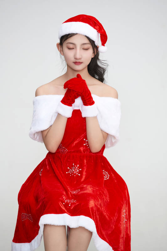 身穿圣诞服饰的可爱亚洲少女图片