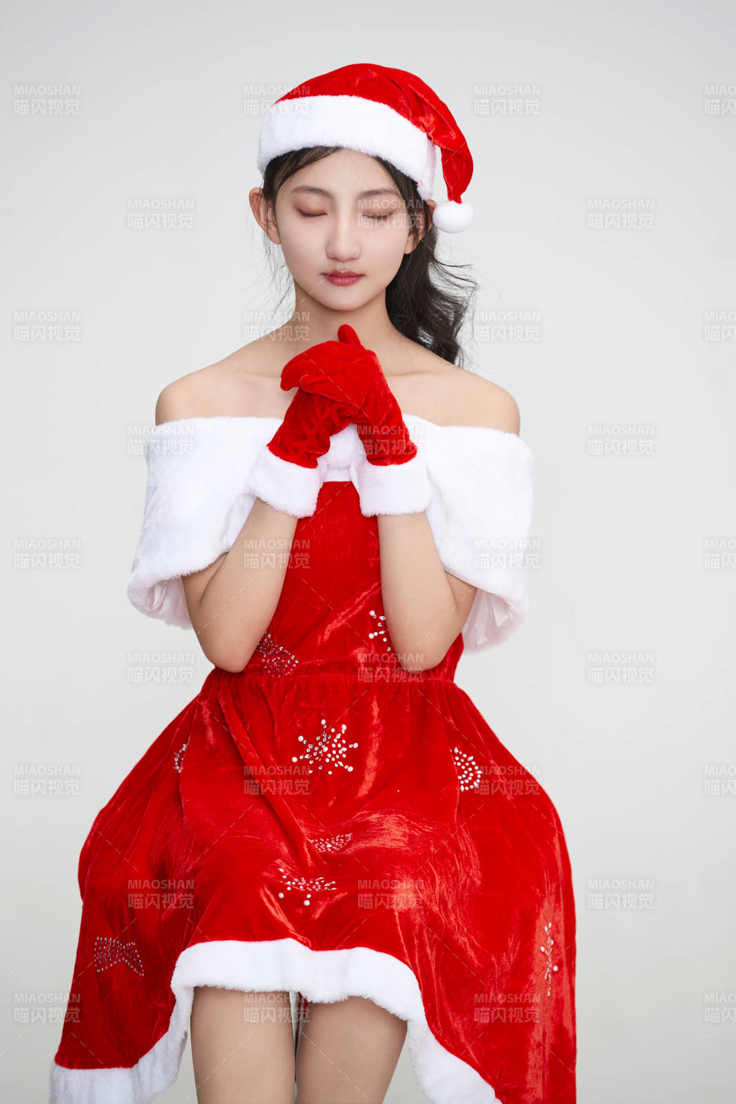 身穿圣诞服饰的可爱亚洲少女图片