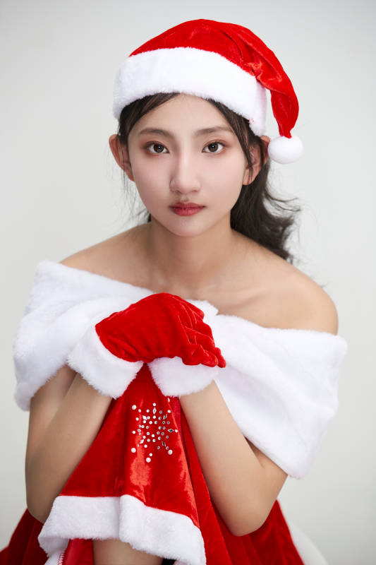 身穿圣诞服饰的可爱亚洲少女图片