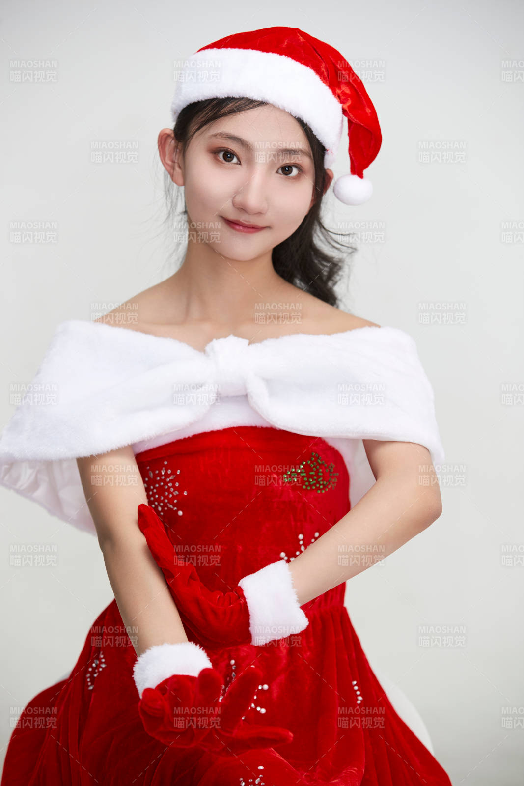 爱色背景下身穿飞行员皮夹克戴墨镜的可爱少女图片