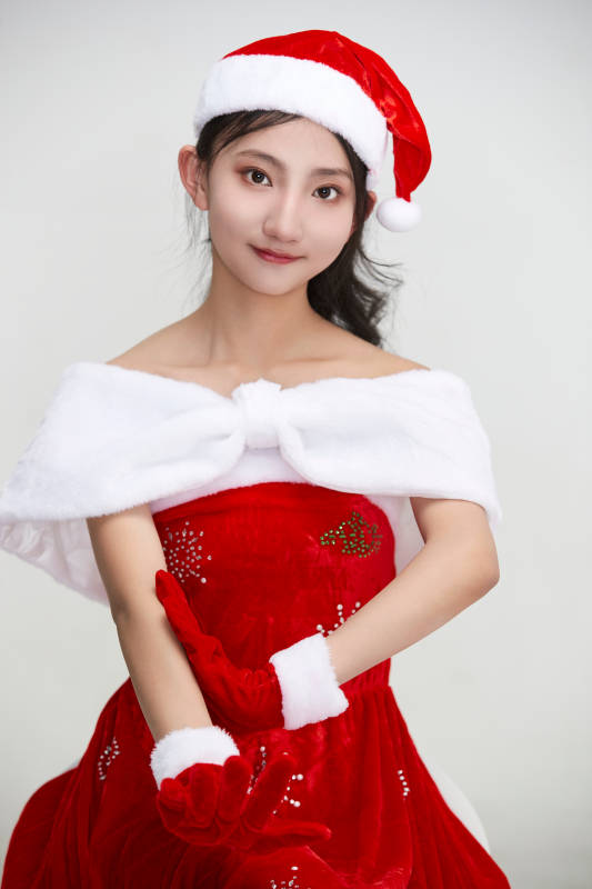 爱色背景下身穿飞行员皮夹克戴墨镜的可爱少女图片