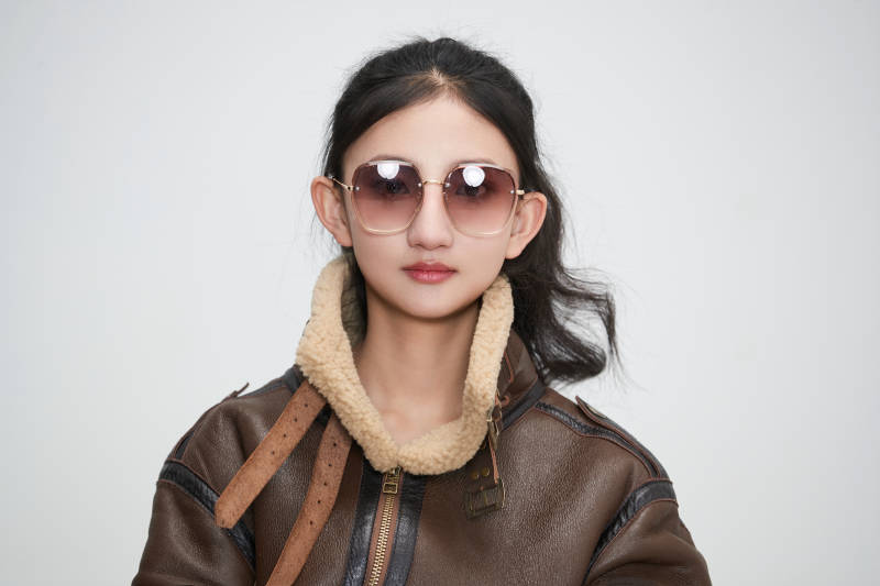 爱色背景下身穿飞行员皮夹克戴墨镜的可爱少女图片