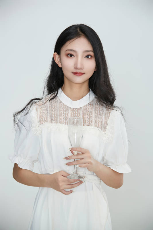 白色背景下身穿连衣裙的清纯少女图片