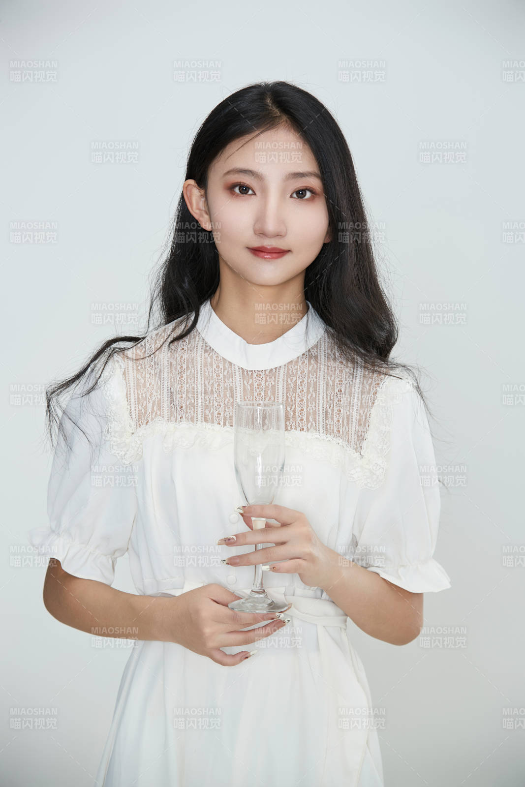 白色背景下身穿连衣裙的清纯少女图片