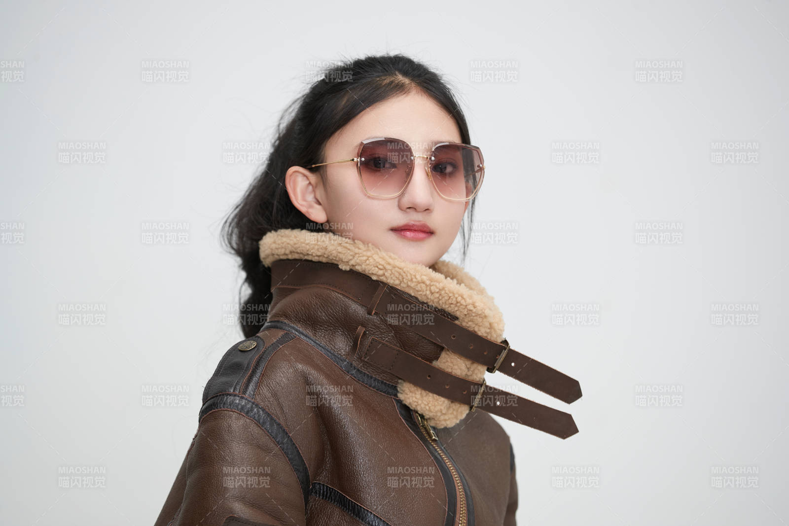 爱色背景下身穿飞行员皮夹克戴墨镜的可爱少女图片