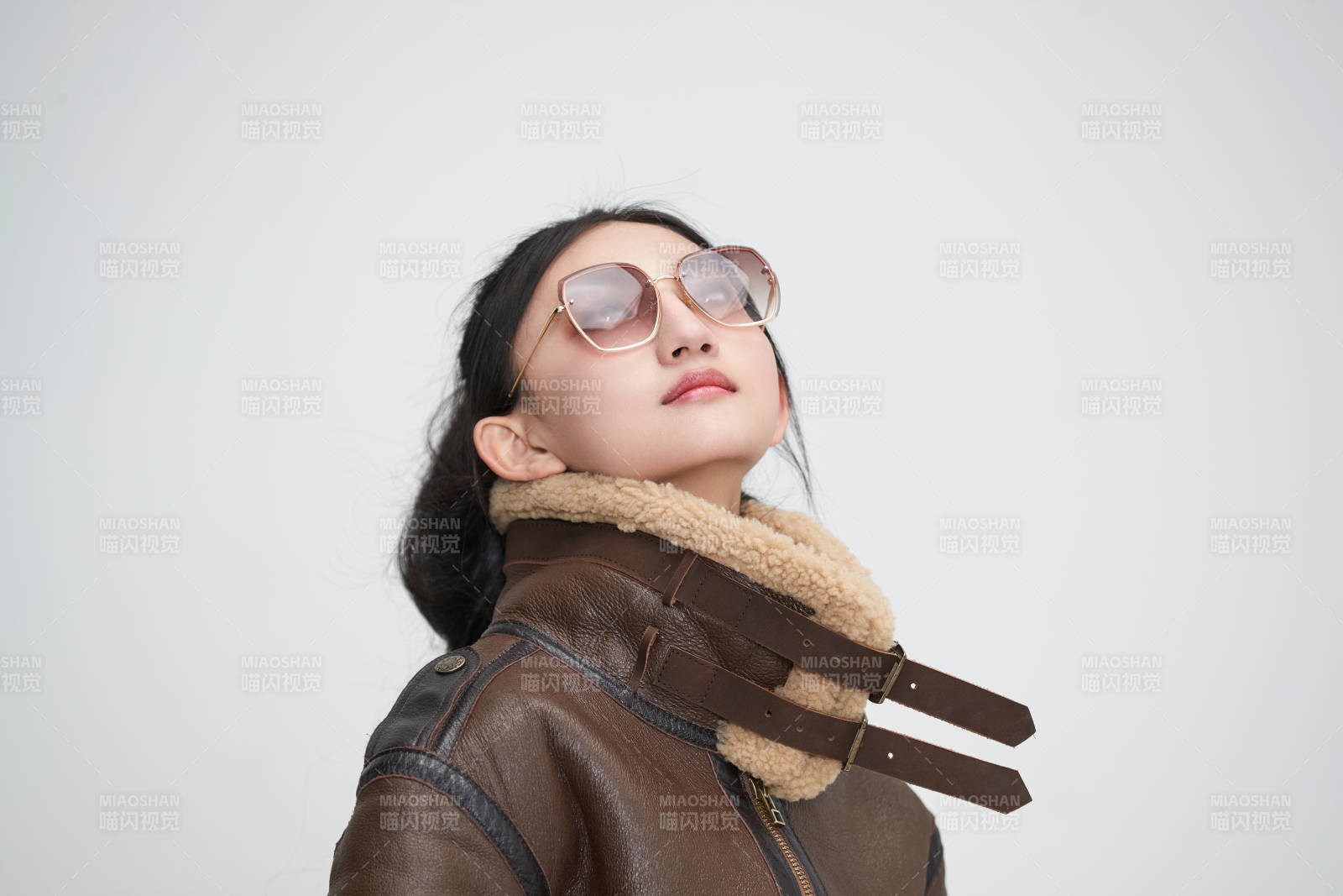 爱色背景下身穿飞行员皮夹克戴墨镜的可爱少女图片