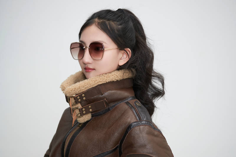 爱色背景下身穿飞行员皮夹克戴墨镜的可爱少女图片