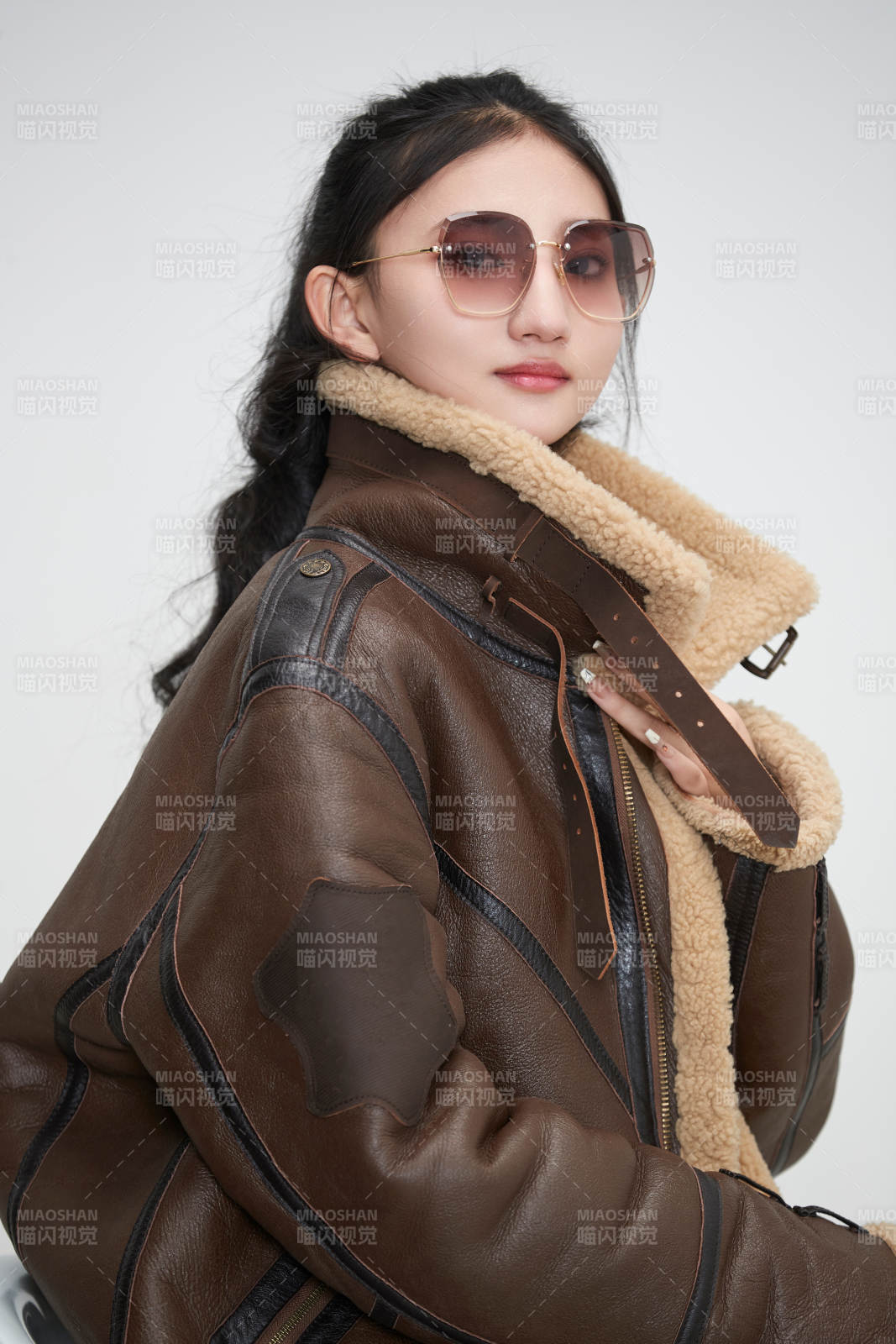 爱色背景下身穿飞行员皮夹克戴墨镜的可爱少女图片