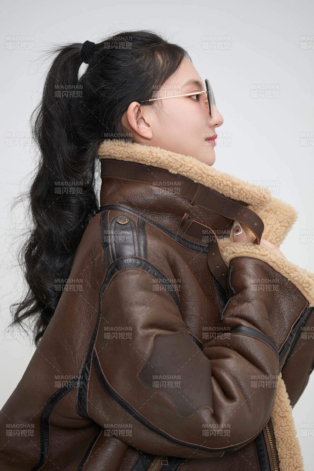 爱色背景下身穿飞行员皮夹克戴墨镜的可爱少女图片