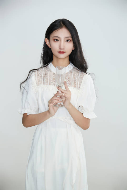 白色背景下身穿连衣裙的清纯少女图片