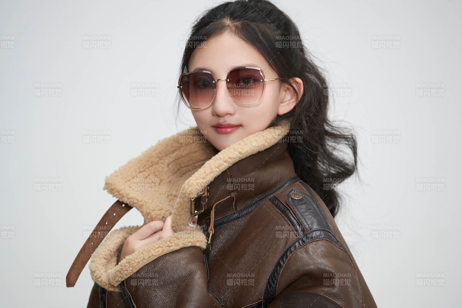 爱色背景下身穿飞行员皮夹克戴墨镜的可爱少女图片