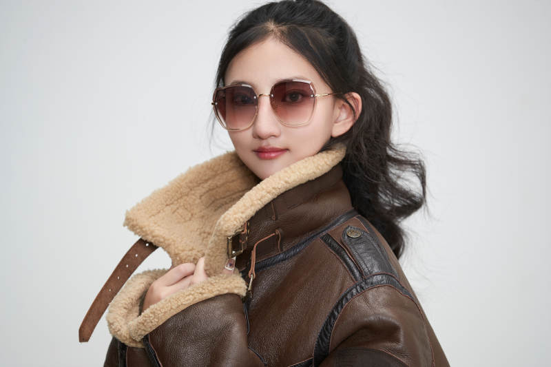 爱色背景下身穿飞行员皮夹克戴墨镜的可爱少女图片