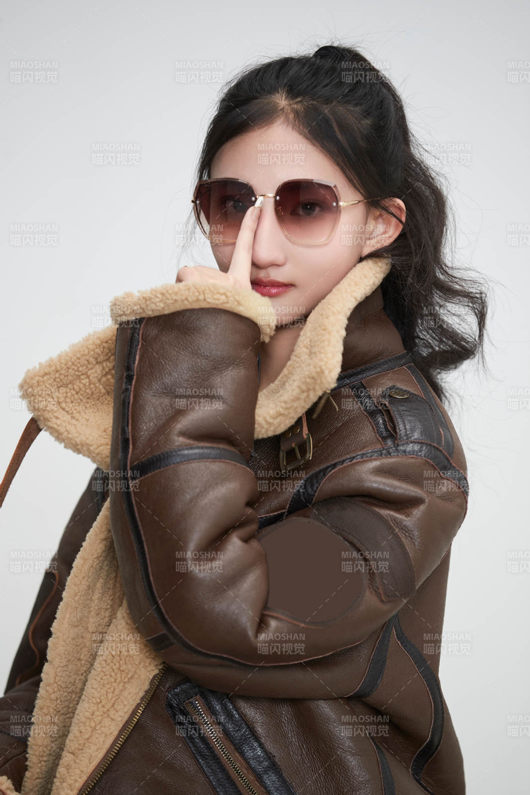 白色背景下的亚洲可爱少女图片