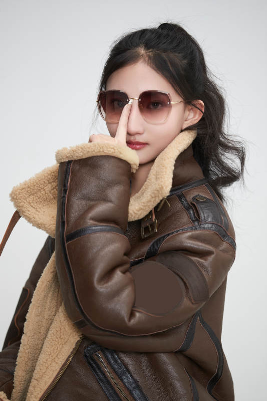 白色背景下的亚洲可爱少女图片