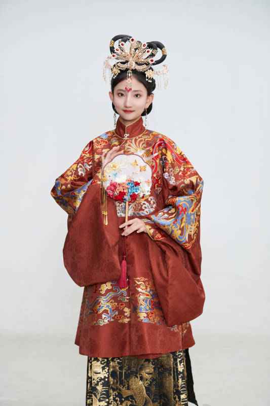 白色背景下穿着明代凤冠霞帔汉服的可爱少女图片