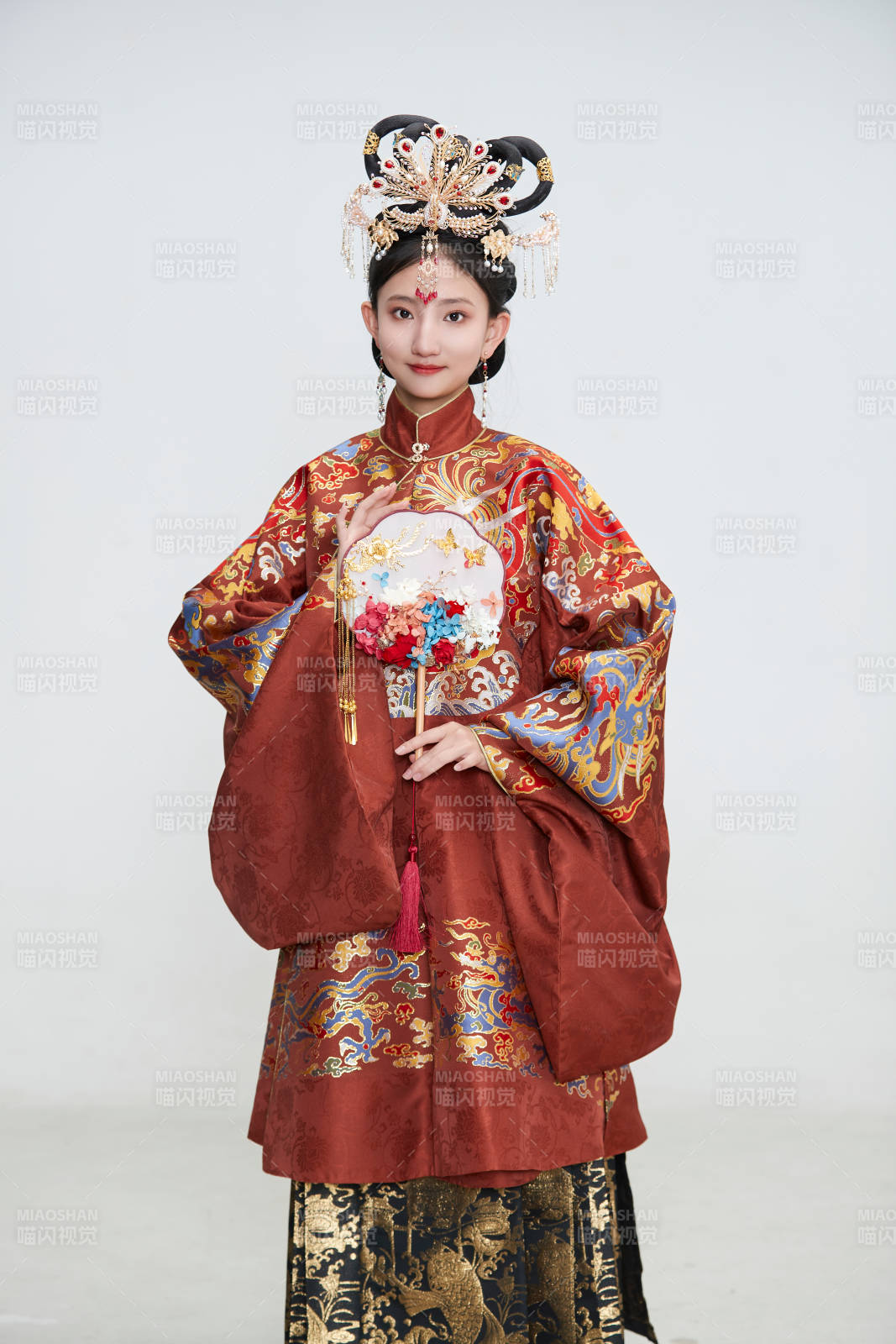 白色背景下穿着明代凤冠霞帔汉服的可爱少女图片