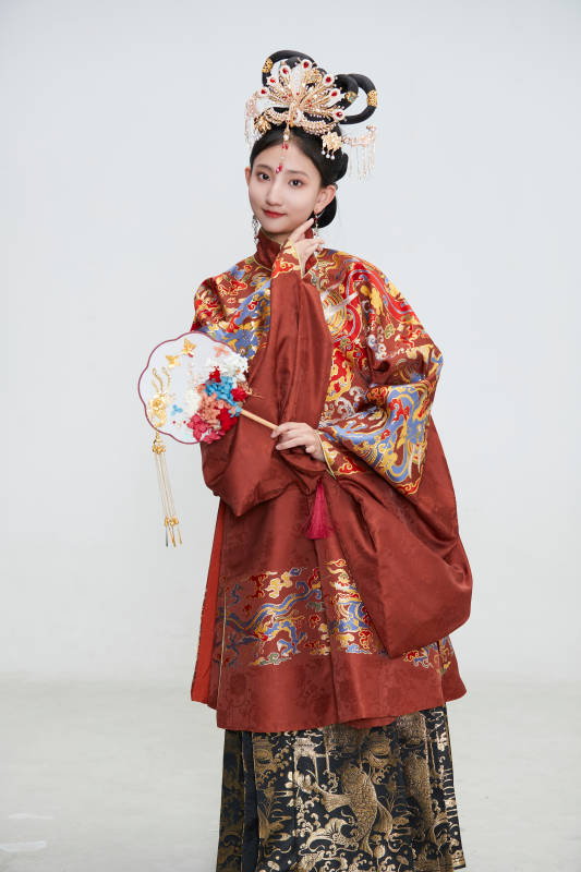 白色背景下穿着明代凤冠霞帔汉服的可爱少女图片