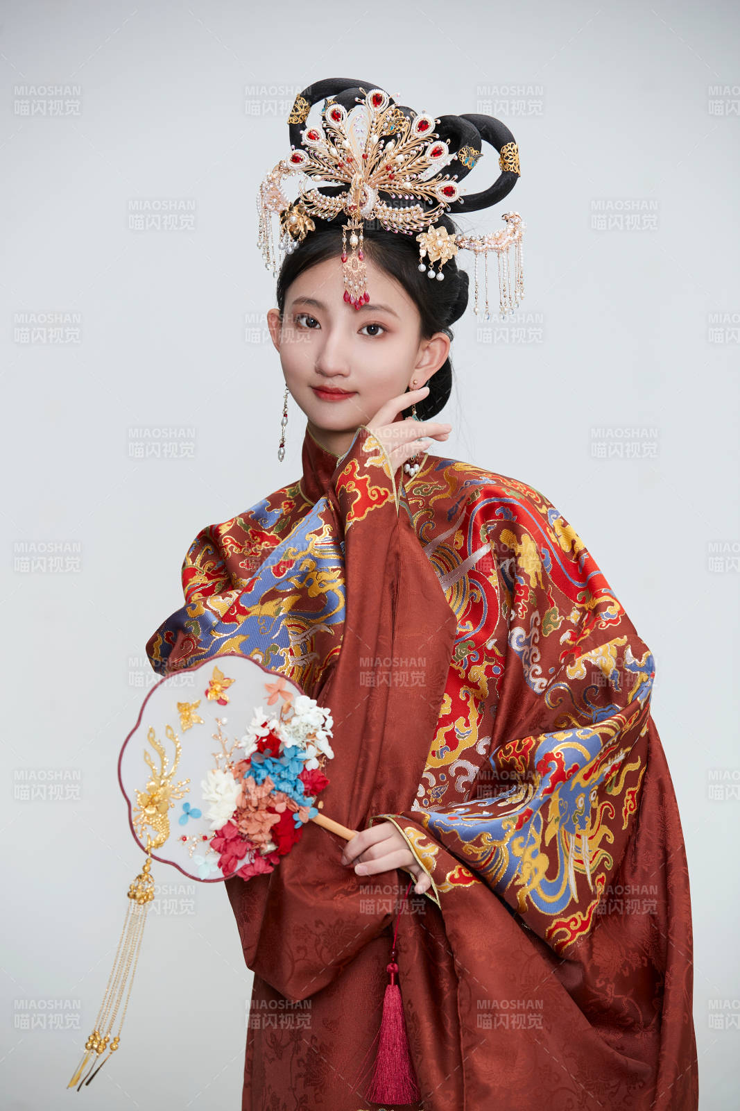 白色背景下穿着明代凤冠霞帔汉服的可爱少女图片