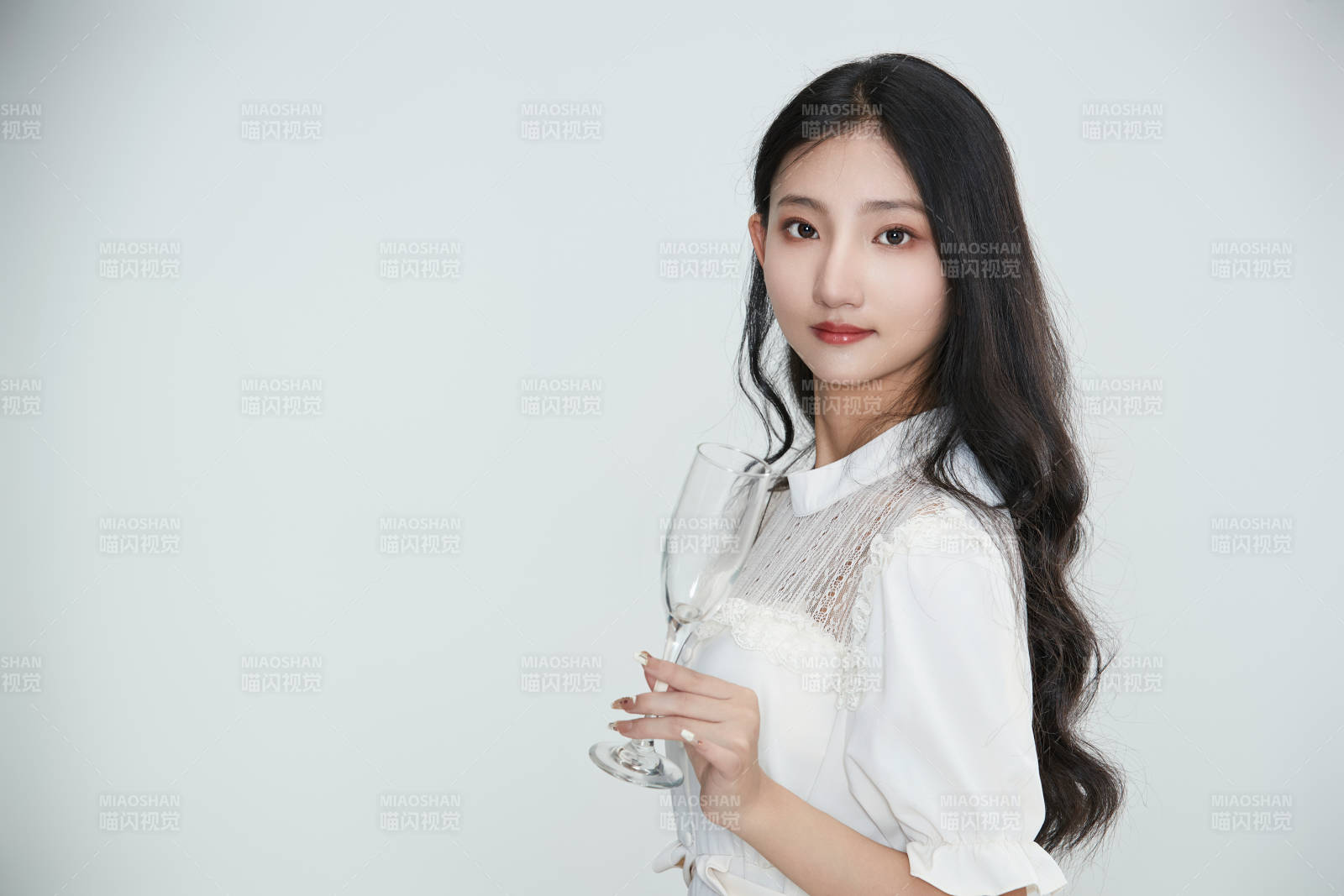 白色背景下身穿连衣裙的清纯少女图片