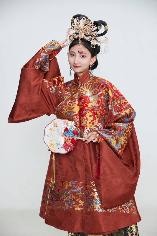 白色背景下穿着明代凤冠霞帔汉服的可爱少女图片