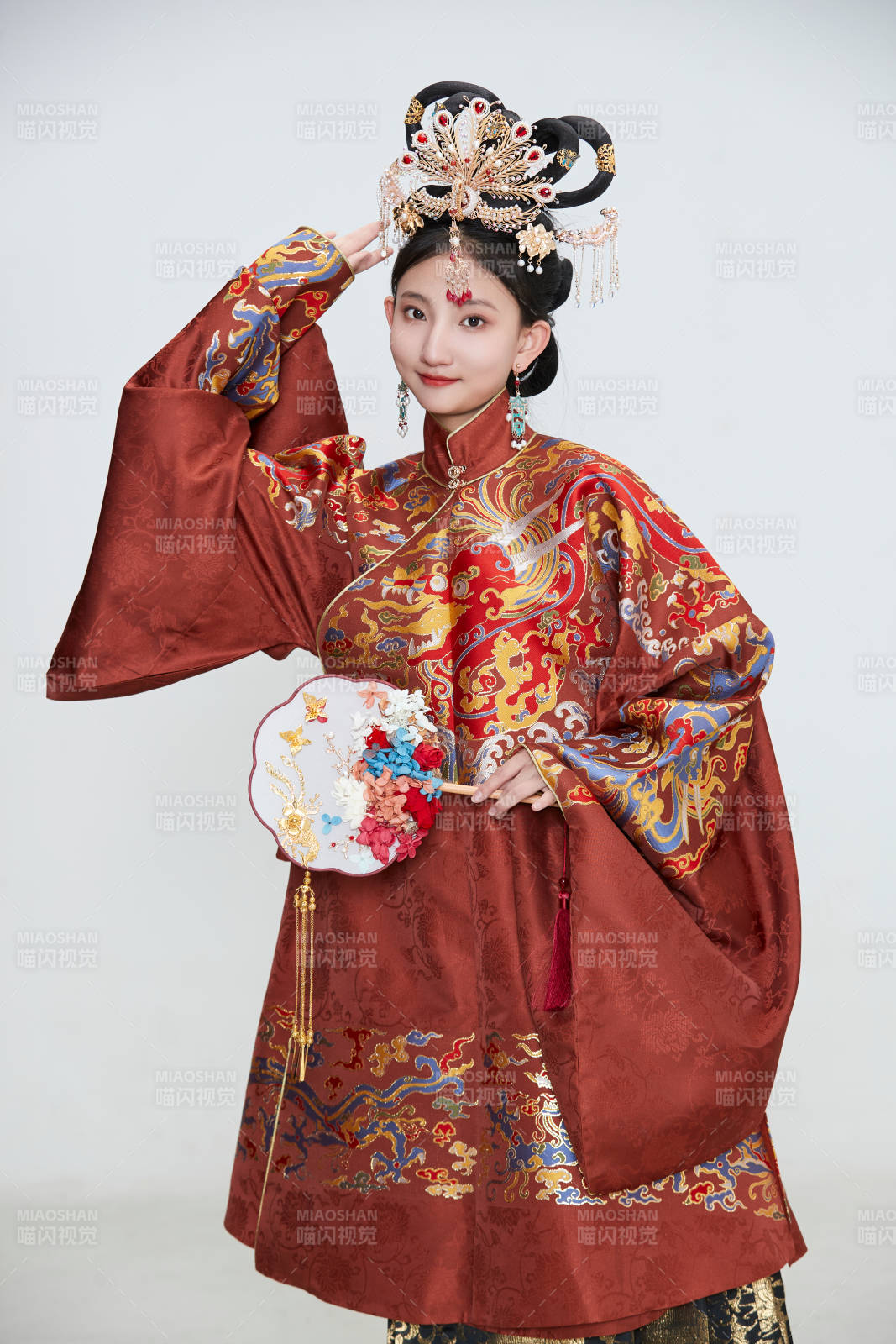 白色背景下穿着明代凤冠霞帔汉服的可爱少女图片